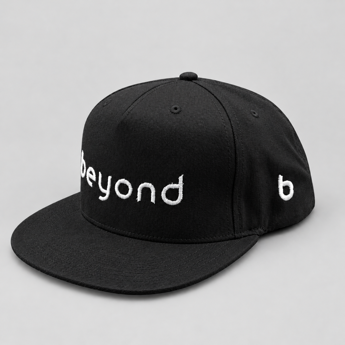Snapback_Cap_in_Schwarz_mit_gesticktem_beyond_Logo_Frontansicht