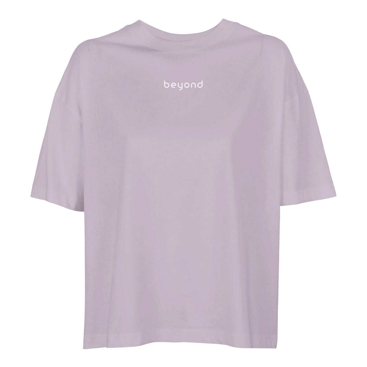 Fliederfarbenes Oversize T-Shirt von vorne, freigestellt, mit kleinem weißem beyond Schriftzug auf der Brust.