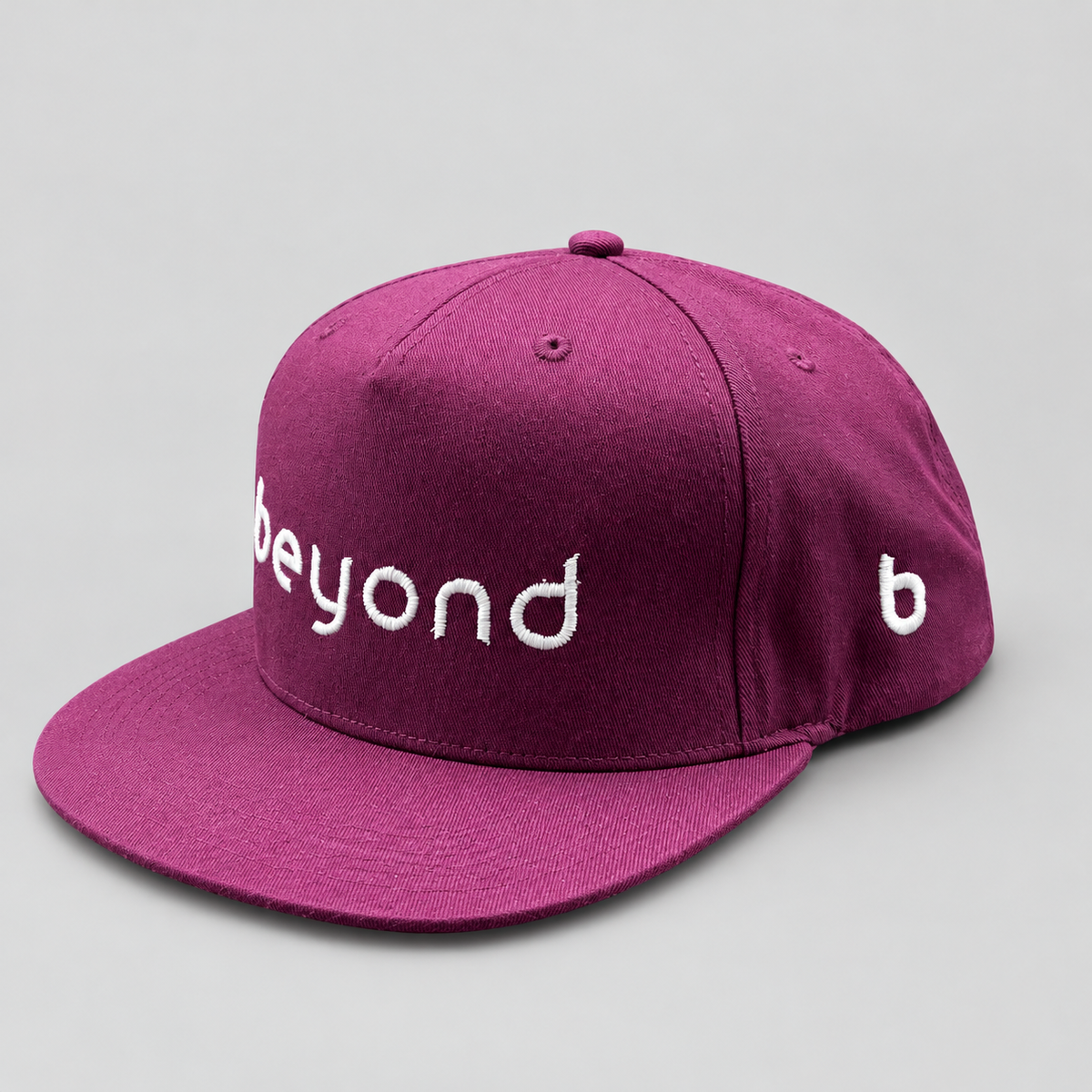Snapback_Cap_in_Bordeaux_mit_gesticktem_beyond_Logo_Frontansicht