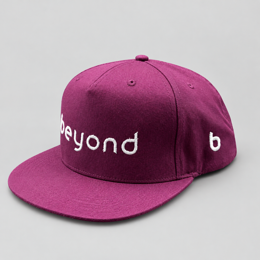 Snapback_Cap_in_Bordeaux_mit_gesticktem_beyond_Logo_Frontansicht