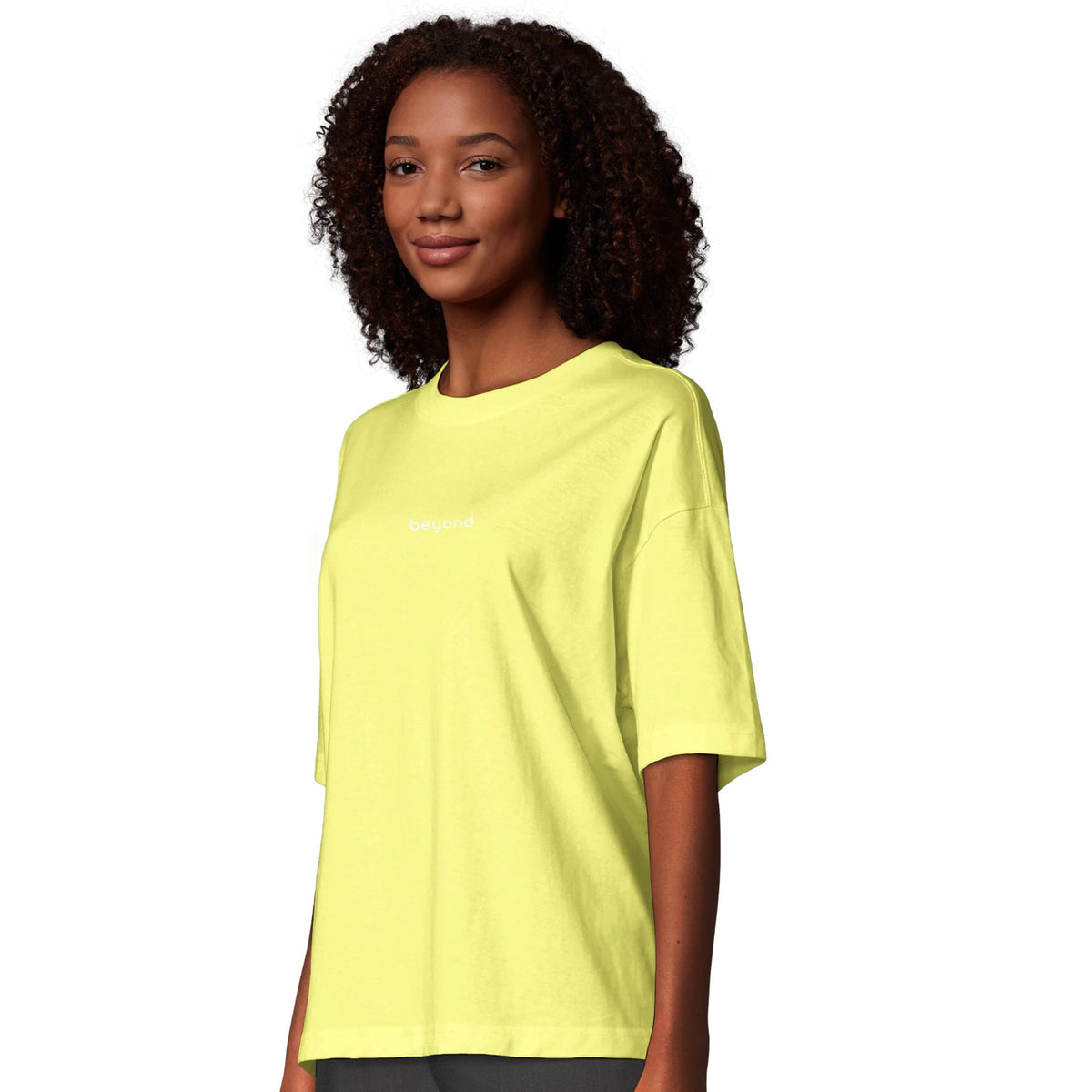 Frau im hellgelben Oversize T-Shirt von vorne, weit geschnitten, mit kleinem beyond Schriftzug auf der Brust.